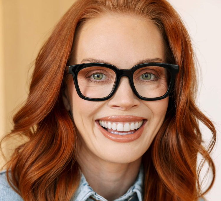 Lens lifestyle image representing the selected color, black