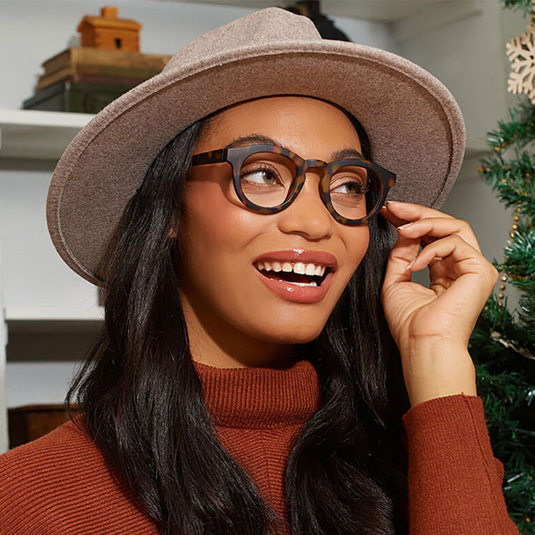 Lens lifestyle image representing the selected color, tortoise