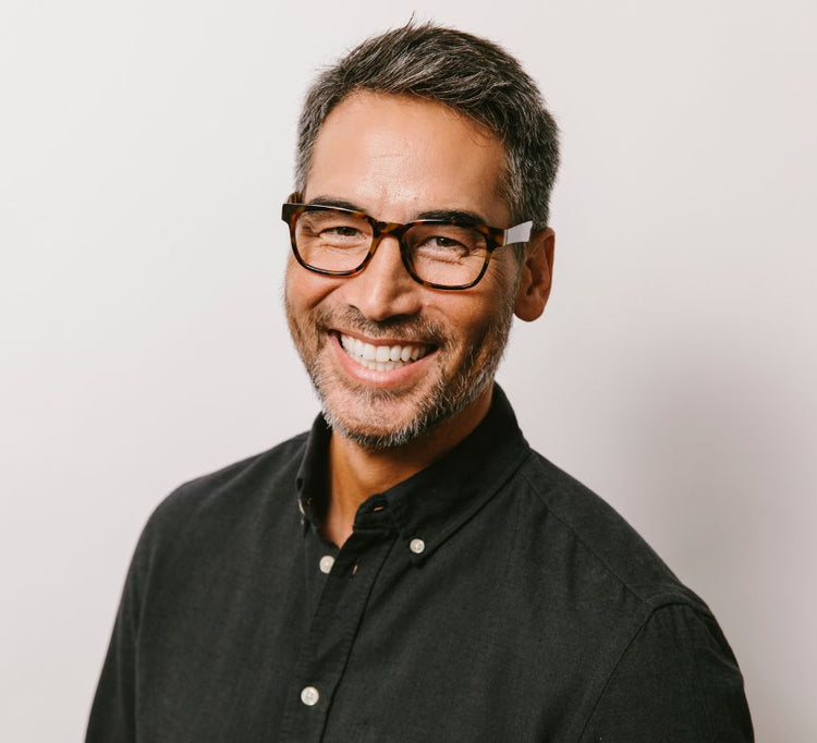 Lens lifestyle image representing the selected color, tortoise