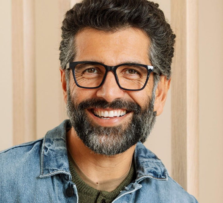 Lens lifestyle image representing the selected color, navy