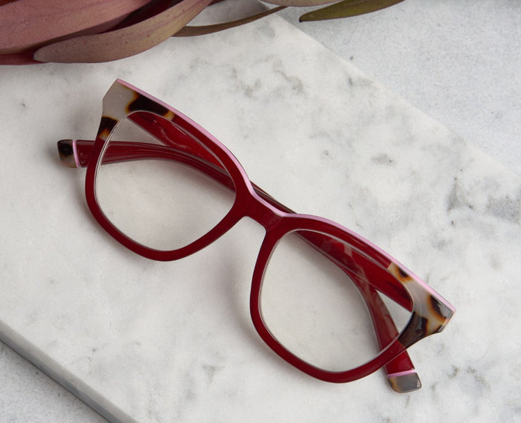 Frame and extras lifestyle image representing the selected color, coffee