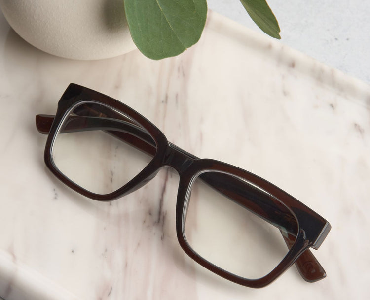 Frame and extras lifestyle image representing the selected color, coffee