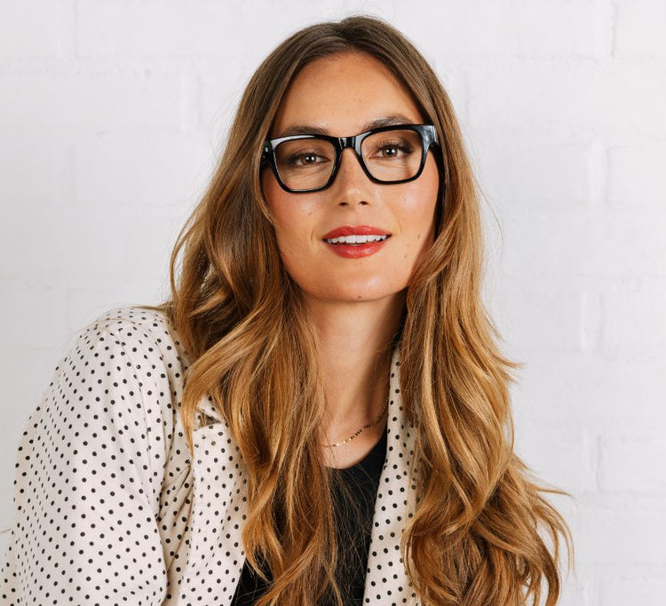 Lens lifestyle image representing the selected color, black