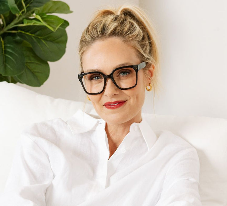 Lens lifestyle image representing the selected color, coffee