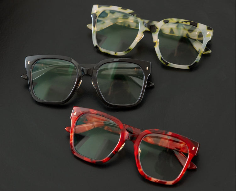 Frame and extras lifestyle image representing the selected color, coffee