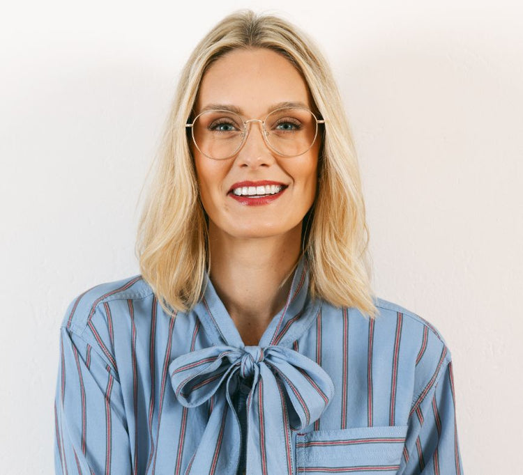 Lens lifestyle image representing the selected color, gold