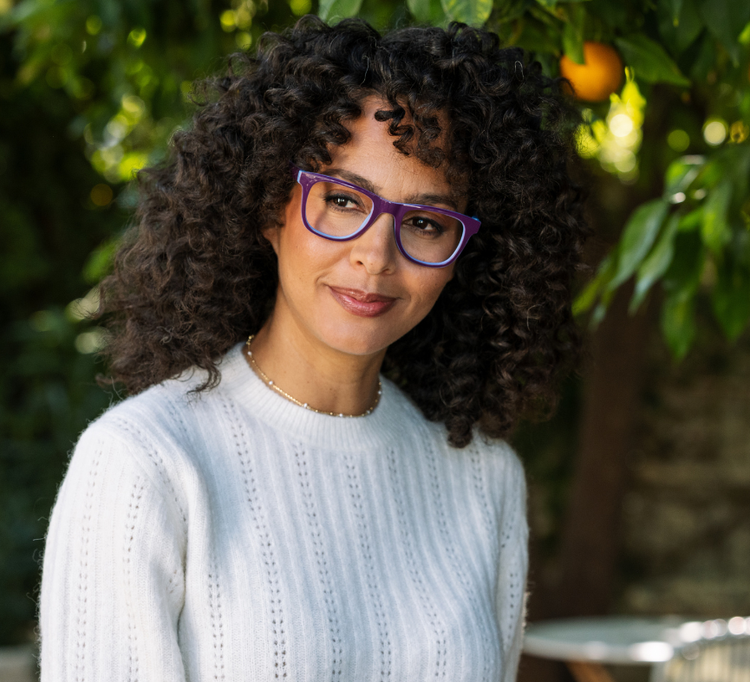 Lens lifestyle image representing the selected color, purple-blue