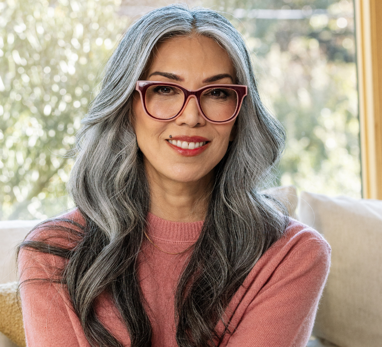 Lens lifestyle image representing the selected color, cherry-pink