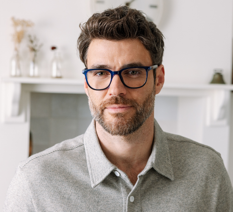 Lens lifestyle image representing the selected color, blue-navy