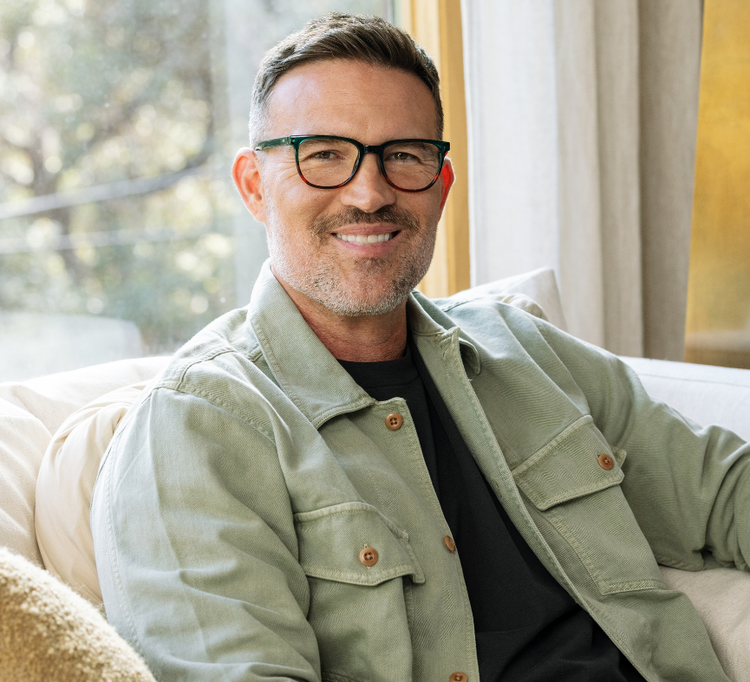 Lens lifestyle image representing the selected color, green-tortoise-horn